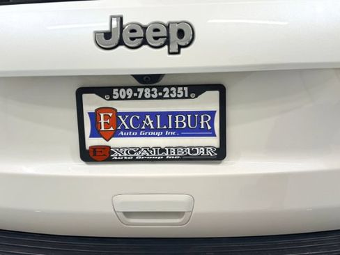 Used 2018 Jeep Grand Cherokee Overland AWD/4WD image 9