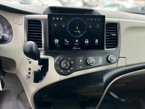 Used 2014 Toyota Sienna L image 30