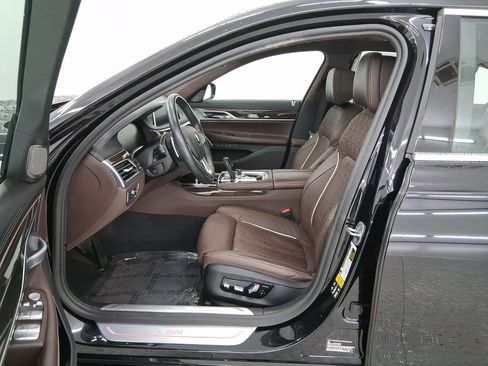 Certified 2022 BMW 750i xDrive w/ Luxury Rear Seating Package image 5