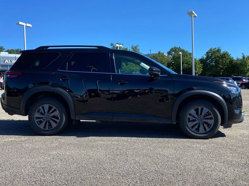 Used 2025 Nissan Pathfinder SV AWD/4WD image 2