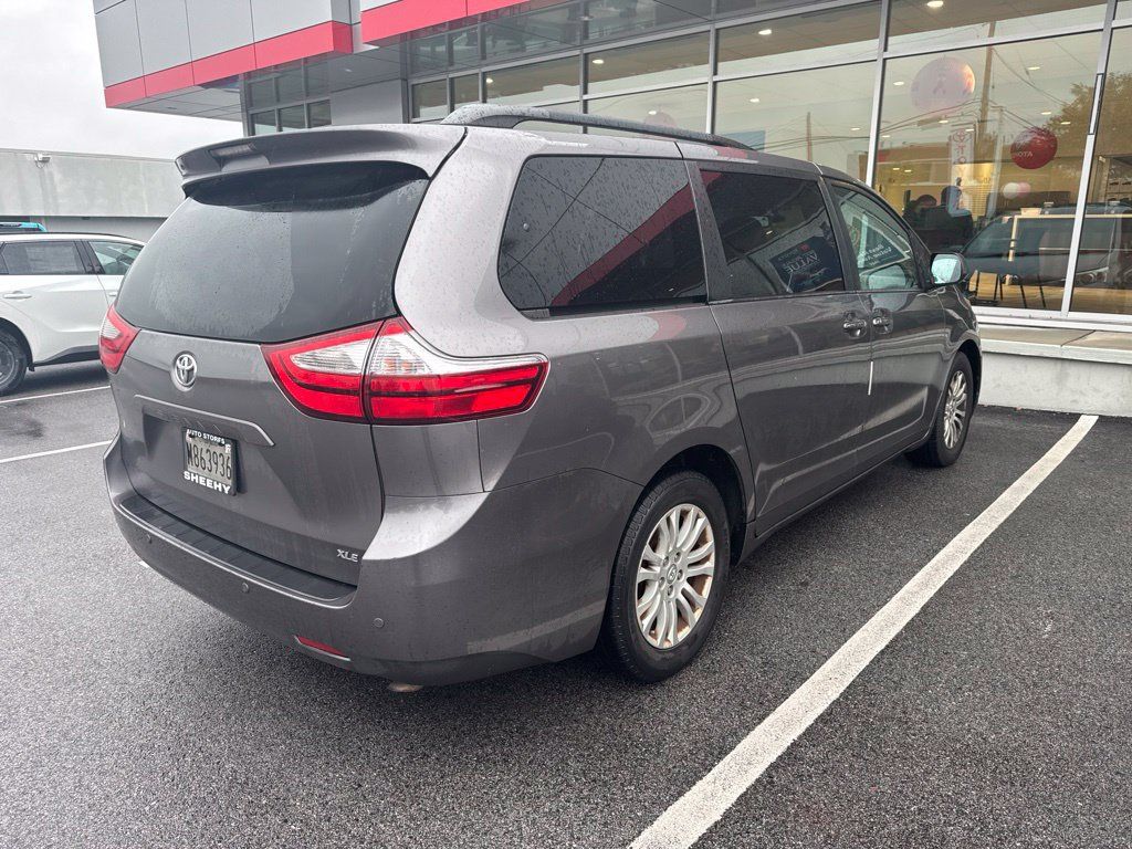 Used 2017 Toyota Sienna XLE w/ XLE Navigation Package FWD image 3