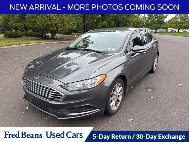 Used 2017 Ford Fusion SE w/ Fusion SE Technology Package FWD image 3
