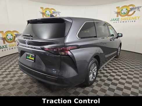 Used 2025 Toyota Sienna LE image 9