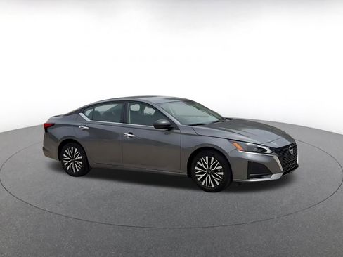 Used 2025 Nissan Altima 2.5 SV FWD image 2