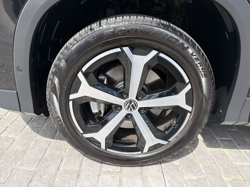 Certified 2025 Volkswagen Tiguan SE image 26