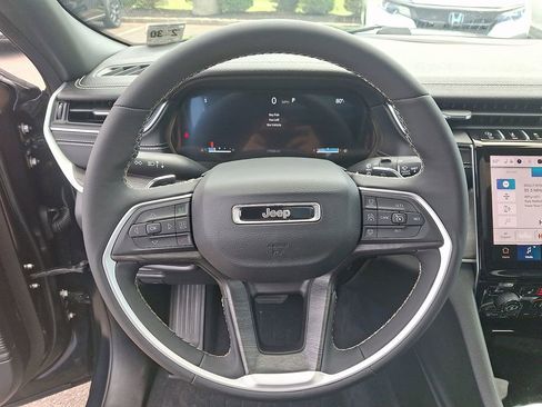 Used 2024 Jeep Grand Cherokee Limited AWD/4WD image 19