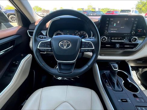 Used 2022 Toyota Highlander XLE image 5