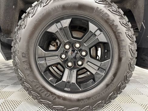 Used 2017 Chevrolet Silverado 1500 LT w/ Midnight Edition AWD/4WD image 30