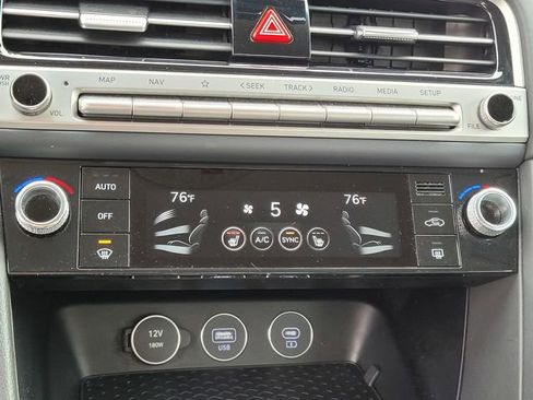 Used 2025 Genesis G70 2.5T image 19