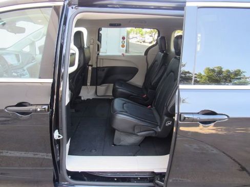 Used 2024 Chrysler Pacifica Touring-L image 18