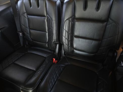 Used 2017 Ford Explorer Platinum image 16