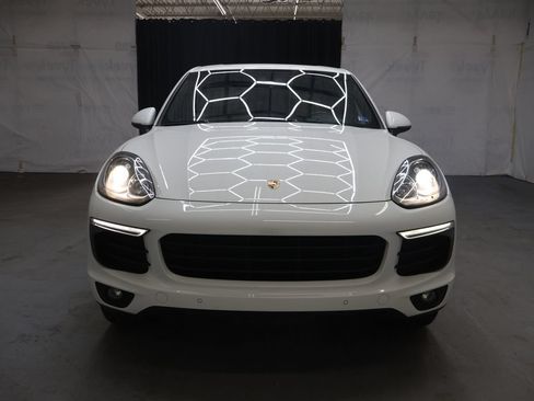 Used 2018 Porsche Cayenne w/ Premium Package AWD/4WD image 2