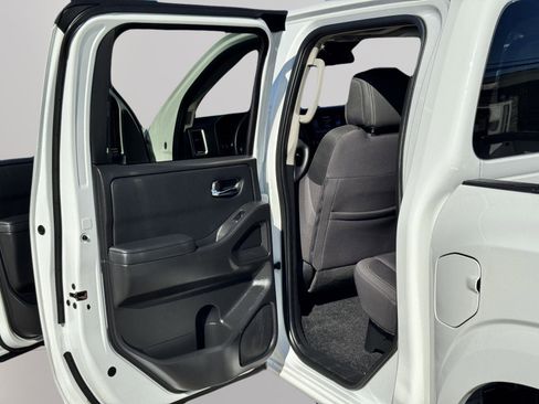 Used 2022 Nissan Frontier SV image 16