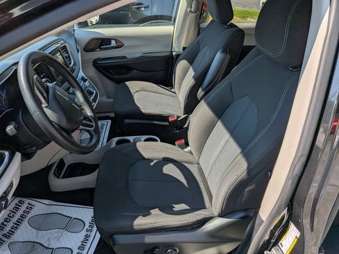 Used 2021 Chrysler Voyager LX FWD image 18