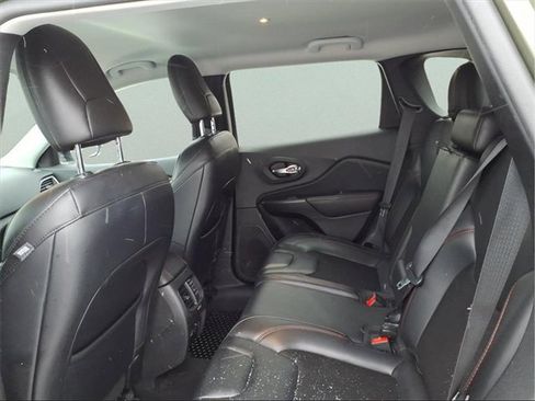 Used 2021 Jeep Cherokee Trailhawk image 8