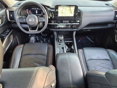 Used 2024 Nissan Pathfinder Platinum FWD image 18