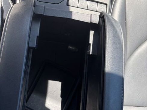 Used 2021 Toyota Highlander XLE AWD/4WD image 24