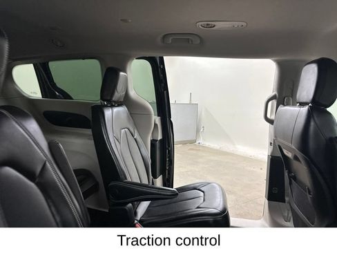 Used 2024 Chrysler Pacifica Touring-L FWD image 26