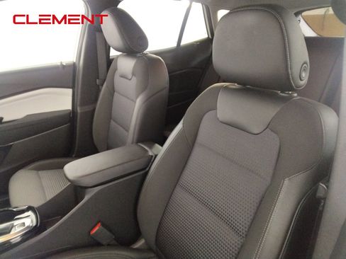 Used 2025 Chevrolet Trax LT w/ LT Convenience Package FWD image 26