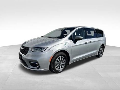Used 2023 Chrysler Pacifica Touring-L FWD image 3