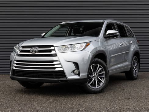 Used 2017 Toyota Highlander XLE image 1