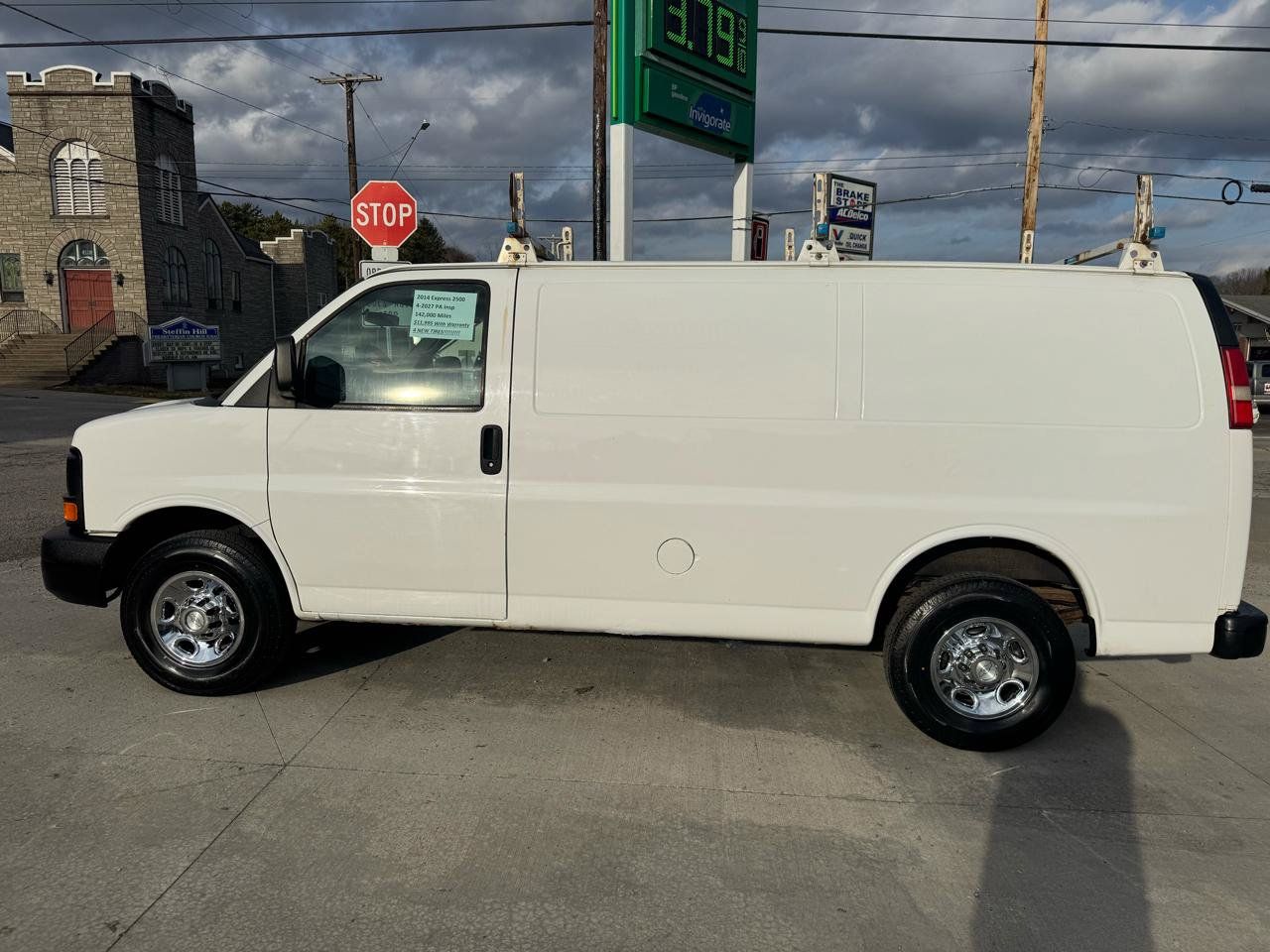 Used 2014 Chevrolet Express 2500 RWD image 2