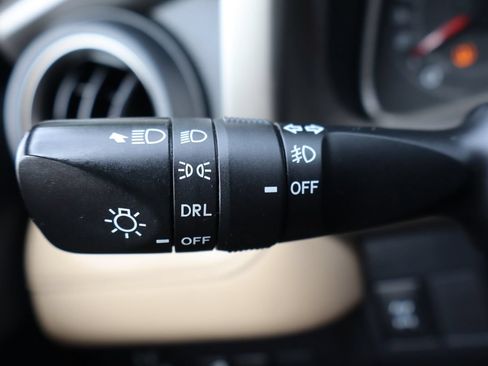 Used 2013 Toyota RAV4 XLE AWD/4WD image 32