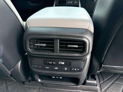 Used 2024 Honda Pilot Touring image 11