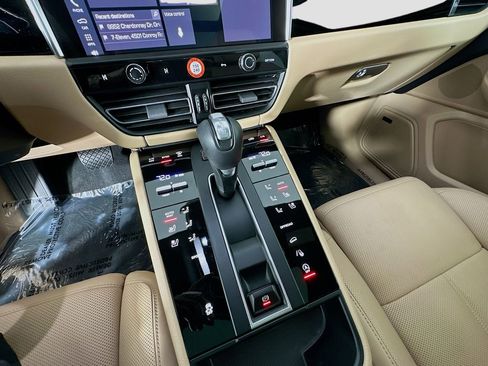 Used 2025 Porsche Macan image 18