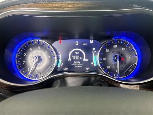 Used 2023 Chrysler Pacifica Limited FWD image 23