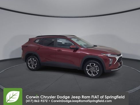 Used 2025 Chevrolet Trax LT w/ LT Convenience Package FWD image 17