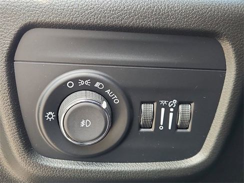 Used 2023 Jeep Grand Cherokee L Limited w/ Luxury Tech Group II image 18