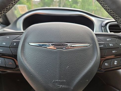 Used 2025 Chrysler Pacifica Limited FWD image 24