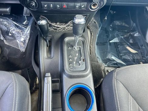 Used 2015 Jeep Wrangler Unlimited Rubicon w/ Connectivity Group AWD/4WD image 26