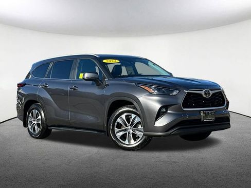 Certified 2024 Toyota Highlander XLE AWD/4WD image 2