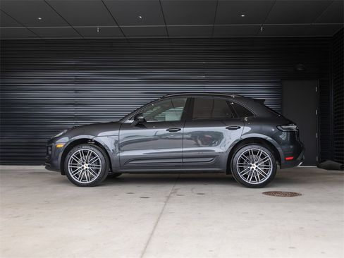Used 2025 Porsche Macan image 2