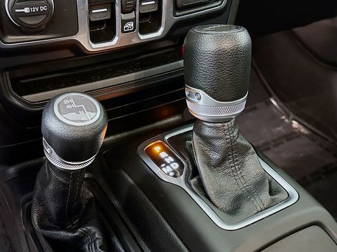 Used 2023 Jeep Gladiator Willys image 11