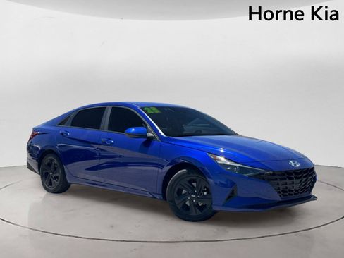 Used 2023 Hyundai Elantra SEL FWD image 2
