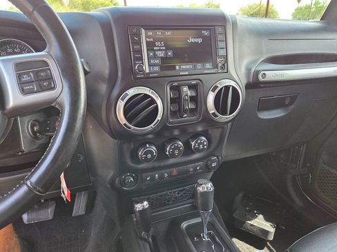Used 2016 Jeep Wrangler Unlimited Rubicon AWD/4WD image 7