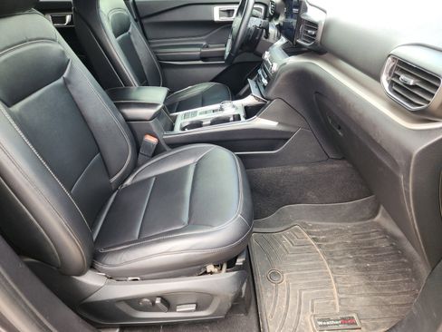 Used 2020 Ford Explorer XLT w/ Equipment Group 202A RWD image 17