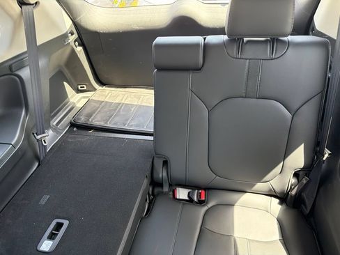 Used 2025 Honda Pilot Touring image 10