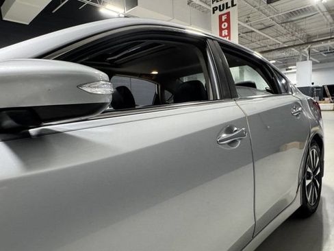 Used 2016 Nissan Altima 2.5 SL w/ 2.5 Technology Package FWD image 29