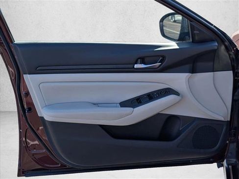 Used 2025 Nissan Altima 2.5 SV FWD image 10