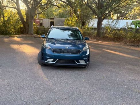 Used 2017 Kia Niro EX FWD image 2