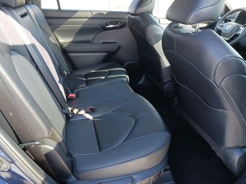 Used 2025 Toyota Highlander XLE image 31