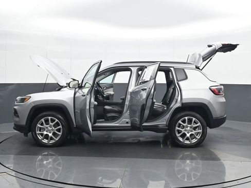 Used 2022 Jeep Compass Latitude image 27