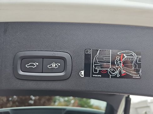 Used 2020 Volvo XC40 T5 Momentum image 13