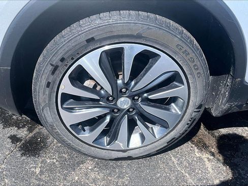 Used 2022 Buick Encore Preferred AWD/4WD image 2
