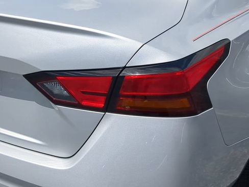 Used 2025 Nissan Altima 2.5 SV FWD image 11