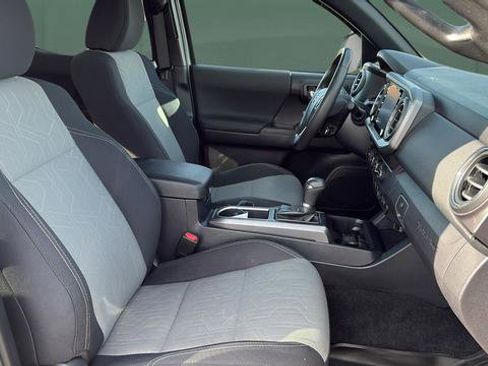 Used 2020 Toyota Tacoma TRD Off-Road w/ Technology Package image 24